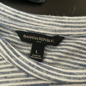 Banana republic women’s pocket t.  Split hem.  Size Large